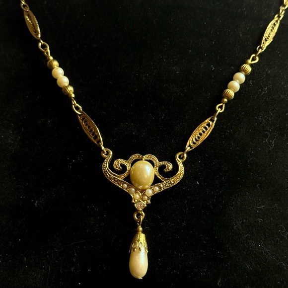 Elegant Gold Pearl Necklace - Picture 2 of 3